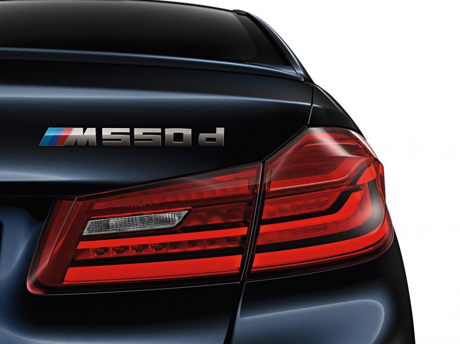 Логотип BMW M550d xDrive Touring 2017 года  (WW) (фото 10 из 12)